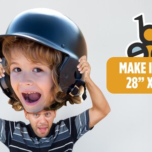 Peut inclure: Une grande d&eacute;coupe personnalis&eacute;e repr&eacute;sentant un enfant portant un casque de baseball noir, tenue par une personne en chemise ray&eacute;e grise et noire. Le visuel inclut un logo d'abeille et le texte "MAKE IT BIG! 28" X 22"" sur fond jaune moutarde.