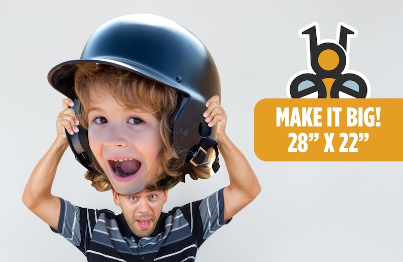 Peut inclure: Une grande d&eacute;coupe personnalis&eacute;e repr&eacute;sentant un enfant portant un casque de baseball noir, tenue par une personne en chemise ray&eacute;e grise et noire. Le visuel inclut un logo d'abeille et le texte "MAKE IT BIG! 28" X 22"" sur fond jaune moutarde.