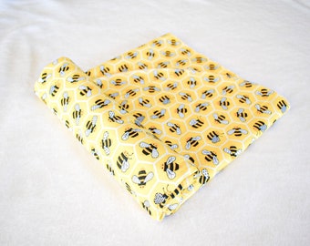 Inplastningsfilt - Honungskakabin | Mottagningsfilt för bebisar | Babyfilt | Babyshowerpresent | Mjuk bomullsflanell