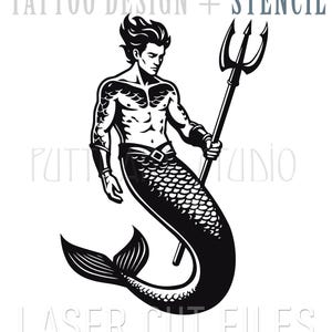 Può includere: Illustrazione in bianco e nero di un tritone che tiene un tridente. Il tritone ha un busto muscoloso, una coda a scaglie e capelli fluenti. Il testo "TATTOO DESIGN + STENCIL" e "LASER CUT FILES" è incluso.