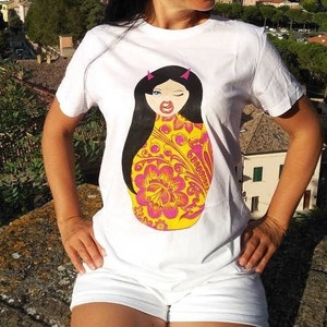 T-shirt donna dipinta a mano T-shirt Matrioska Maglietta cotone dipinta T-Shirt artistica regalo per lei  T-Shirt divertente fatto in Italia