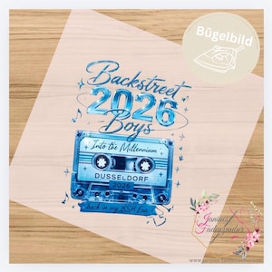 Puede incluir: Una transferencia termoadhesiva azul con un gráfico de casete y el texto Backstreet 2026 Boys, Into the Millennium, DUSSELDORF, 2026 y back in my BSB Era. El diseño incluye notas musicales y destellos en varios tonos de azul.