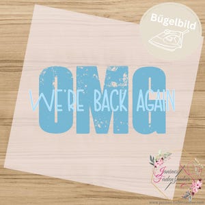 Könnte beinhalten: Ein hellblaues Bügelbild mit dem abgenutzten Text OMG und dem Schriftzug WE'RE BACK AGAIN in einer helleren blauen Schrift. Das Design enthält ein kreisförmiges Symbol mit einer Bügeleisengrafik und dem Wort Bügelbild oben rechts.