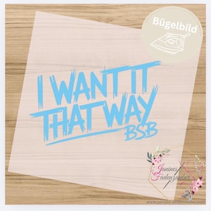 Peut inclure: Un transfert thermocollant bleu clair avec le texte I WANT IT THAT WAY BSB dans une police de style pinceau. Le design comprend une icône circulaire dans le coin supérieur droit avec le texte Bügelbild et une illustration de fer à repasser.