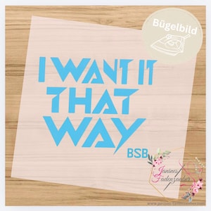 Könnte beinhalten: Ein hellblaues Bügelbild mit dem Text I WANT IT THAT WAY und BSB in einer fetten, kantigen Schriftart. Ein runder beiger Aufkleber in der oberen rechten Ecke zeigt das Wort Bügelbild und ein Symbol eines Bügeleisens.