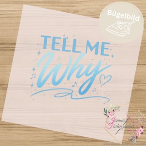 Peut inclure: Un transfert thermocollant bleu clair avec le texte "TELL ME Why" écrit dans un mélange de polices bâton et manuscrite. Le motif comprend des petites étoiles, des notes de musique, un cœur et une étiquette "Bügelbild" avec une icône de fer.