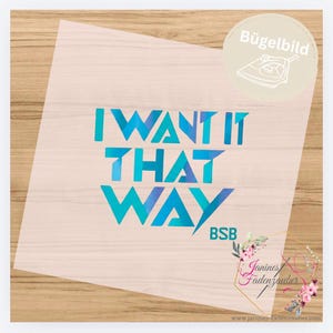 Puede incluir: Una hoja de transferencia termoadhesiva con el texto I WANT IT THAT WAY y BSB en una fuente geométrica con degradado azul y turquesa. Una insignia circular en la esquina superior derecha muestra la palabra Bügelbild con un icono de plancha.