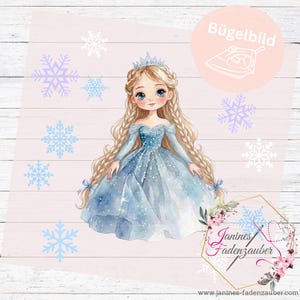 Puede incluir: Una transferencia termoadhesiva con un personaje de dibujos animados de largo cabello rubio trenzado, corona plateada y vestido azul brillante. El personaje está rodeado de copos de nieve azul claro y blancos sobre un fondo rosa pálido.