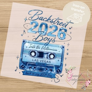 Könnte beinhalten: Ein Bügelbild mit einer blauen Kassettengrafik und dem Text Backstreet 2026 Boys, Into the Millennium, LAS VEGAS 2026 sowie back in my BSB Era. Das Design enthält Noten, Sterne und ein rundes Etikett für das Bügelbild mit einem Bügeleisen.