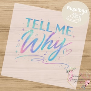 Könnte beinhalten: Eine transparente Bügelfolie mit dem Schriftzug "TELL ME Why" in einem Farbverlauf aus Blau, Lila und Pink. Das Design enthält kleine Sterne, Noten und Herzsymbole sowie ein kreisförmiges "Bügelbild"-Etikett in der oberen rechten Ecke.