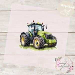 Könnte beinhalten: Eine Aquarellillustration eines hellgrünen Traktors mit großen schwarzen Reifen und gelben Radnaben, der auf einem Stück grünem Gras steht. Der Traktor verfügt über eine Kabine, ein Auspuffrohr und Scheinwerfer in einem detaillierten Stil.
