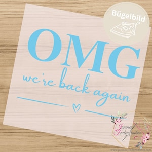 Könnte beinhalten: Ein hellblaues Bügelbild mit dem Text OMG we're back again in einer Kombination aus fetter Serifenschrift und Schreibschrift. Das Design enthält ein kleines Herzsymbol, eine horizontale Linie und ein rundes Abzeichen mit dem Text Bügelbild und einem Bügeleisensymbol.