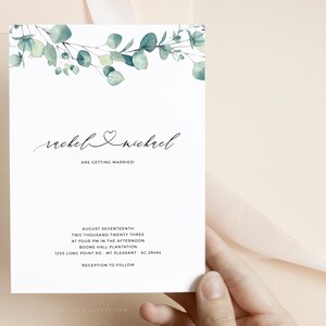 Op de afbeelding: Huwelijksuitnodiging met een aquarel-illustratie van eucalyptusbladeren in tinten groen. De uitnodiging luidt "rachel & michael trouwen!" en bevat de datum, tijd en locatie van de huwelijksceremonie en receptie.
