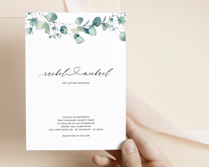 Op de afbeelding: Huwelijksuitnodiging met een aquarel-illustratie van eucalyptusbladeren in tinten groen. De uitnodiging luidt "rachel & michael trouwen!" en bevat de datum, tijd en locatie van de huwelijksceremonie en receptie.
