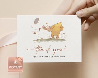 Pode incluir: Um cartão de agradecimento imprimível com o Winnie the Pooh e o Porquinho caminhando no vento com um guarda-chuva. O cartão diz "Obrigado! Por nos encher de amor."