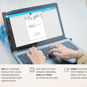 Op de afbeelding: Een laptop met een scherm waarop een sjabloon voor een huwelijksuitnodiging wordt weergegeven. De uitnodiging heeft een aquarelontwerp met eucalyptusbladeren en de tekst "with love" in een blauw handschrift. De tekst op het scherm zegt "Bewerk alle tekst, lettertypen, letterkleur en achtergrondkleur of voeg je eigen afbeeldingen toe."  "Bewerk direct in je internetbrowser, sla op en print zo vaak als je wilt."  "Deel je resultaten met vrienden via e-mail, sms of op sociale media."