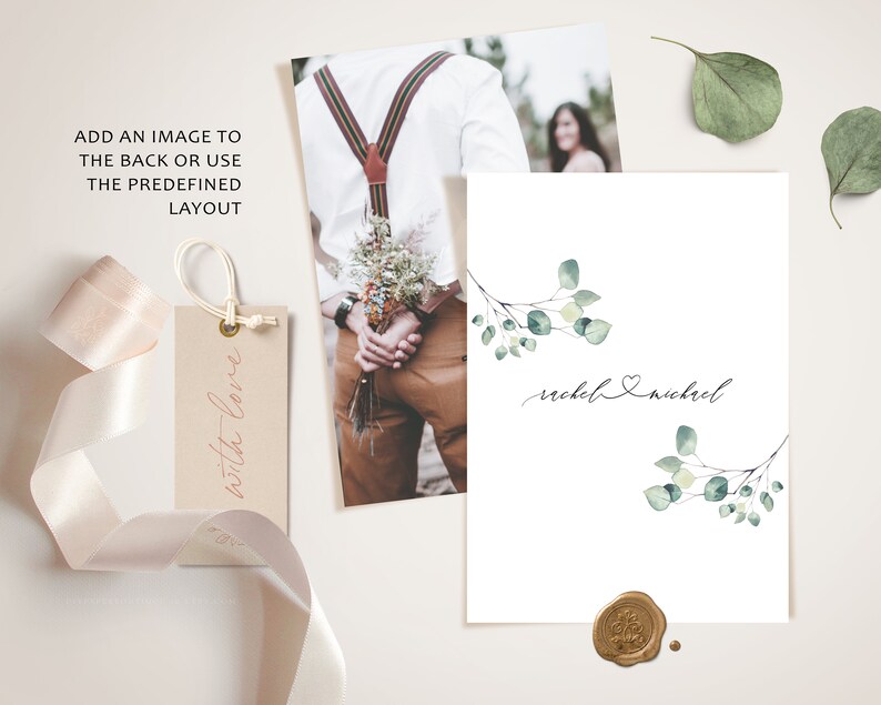 Op de afbeelding: Een witte huwelijksuitnodiging met een aquarel-illustratie van eucalyptus takken en de tekst "rachel & nichol" in cursief.