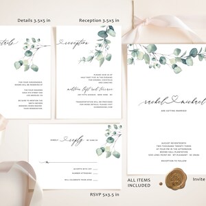 Op de afbeelding: Een set met trouwkaartjes met een eucalyptus- en groenontwerp. De kaarten omvatten kaarten met details, receptie, RSVP en uitnodiging. De uitnodigingskaart luidt "Rachel & Michael trouwen".