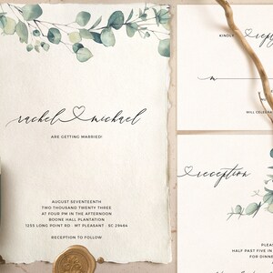 Op de afbeelding: Huwelijksuitnodigingsset met een aquarel eucalyptusontwerp. De uitnodiging bevat de namen van het paar, "rachel & michael", met een hartje. De datum en locatie van de bruiloft staan ​​eronder. De RSVP-kaart bevat een antwoordsectie en de receptiekaart bevat het woord "receptie" met een hartje.