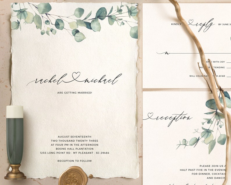 Op de afbeelding: Huwelijksuitnodigingsset met een aquarel eucalyptusontwerp. De uitnodiging bevat de namen van het paar, "rachel & michael", met een hartje. De datum en locatie van de bruiloft staan ​​eronder. De RSVP-kaart bevat een antwoordsectie en de receptiekaart bevat het woord "receptie" met een hartje.