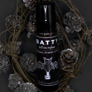 Perfume Batty / Perfume Roll-On / Abeto, Calabaza, Arce, Nuez Moscada / Murciélagos / Espeluznante, Bruja, Gótico, Adorable / Regalo Navideño / Navidad / Navidad / Navidad de miedo