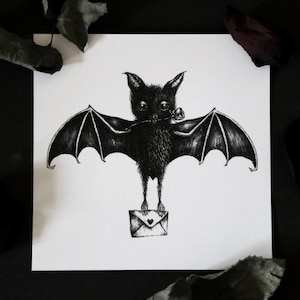 Peut inclure: Une illustration en noir et blanc d'une chauve-souris tenant une rose et debout sur une petite enveloppe avec un cœur dessus.