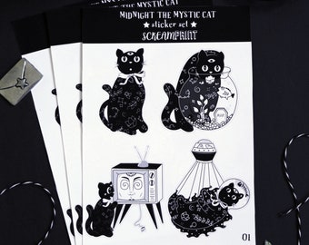 Puede incluir: Un conjunto de cuatro pegatinas en blanco y negro con un gato negro en varias poses. Las pegatinas forman parte de un conjunto de pegatinas llamado "Midnight the Mystic Cat" y están etiquetadas como "Screamprint".