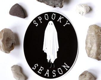 Puede incluir: Pegatina en blanco y negro con un fantasma en una sábana y el texto "Spooky Season".
