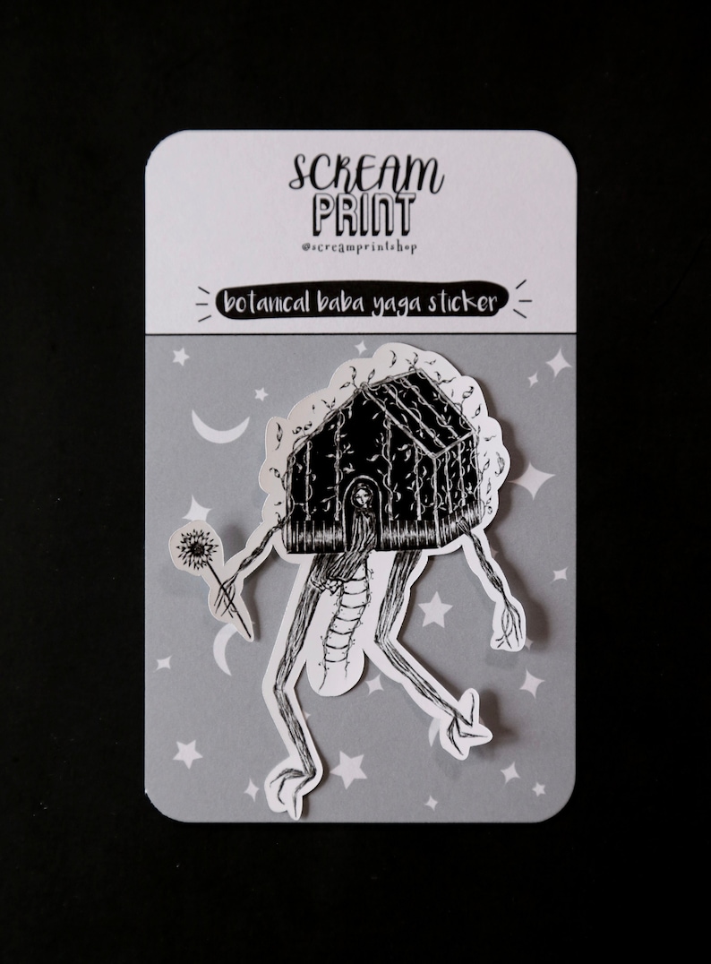 K&ouml;nnte beinhalten: Schwarz-wei&szlig;er Sticker eines Hauses mit Beinen und einem Gesicht, das auf einem grauen Hintergrund mit wei&szlig;en Sternen geht. Der Sticker sagt "botanical baba yaga sticker" und "scream print @screamprintshop".