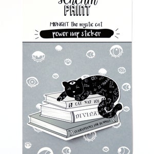 Puede incluir: Pegatina en blanco y negro de un gato durmiendo encima de tres libros. Los libros se titulan "Cat Nap 101", "Divination" y "Clairvoyance for Dummies". El gato tiene un tercer ojo y est&aacute; cubierto de estrellas y otros s&iacute;mbolos m&iacute;sticos. El fondo es gris con ojos blancos.