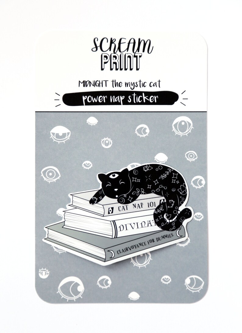 Puede incluir: Pegatina en blanco y negro de un gato durmiendo encima de tres libros. Los libros se titulan "Cat Nap 101", "Divination" y "Clairvoyance for Dummies". El gato tiene un tercer ojo y est&aacute; cubierto de estrellas y otros s&iacute;mbolos m&iacute;sticos. El fondo es gris con ojos blancos.