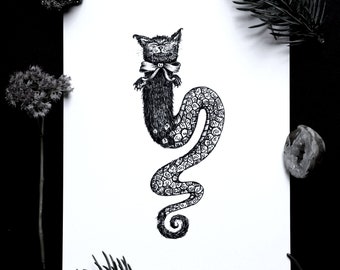 Può includere: Disegno a inchiostro nero e bianco di un gatto con una lunga coda serpentina. Il gatto indossa un papillon e ha un'espressione fantasiosa.