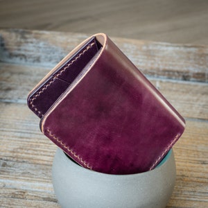 Billetera plegable Alleni/Tolai: exterior de cordobán con concha e interior a juego: billetera plegable minimalista hecha a mano