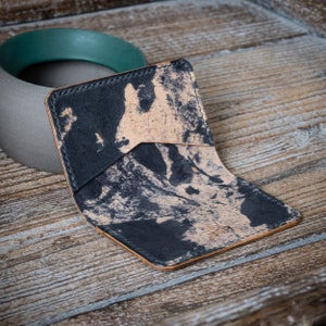 Monedero para tarjetas Fagani - Cordovan con concha de Rocado negro jaspeado - Monedero para tarjetas plegable minimalista hecho a mano