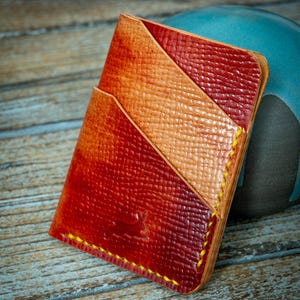 Timidus-kaartetui - Hatch Grain Shell Cordovan - minimalistische verticale kaartportemonnee