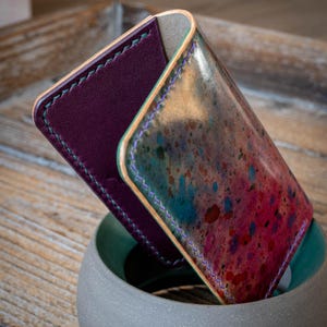 Cartera para tarjetas Fagani - Exterior de cordobán con concha e interior a juego - Cartera minimalista para tarjetas hecha a mano