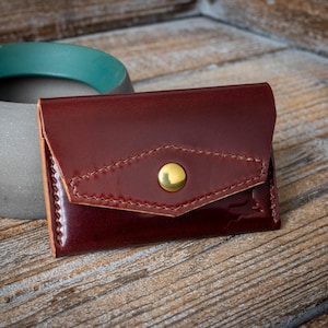 Sobre para tarjetas Hispidus V2 - Rocado Classic Burgundy - billetera minimalista con cierre a presión hecha a mano