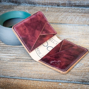 Tolai Bifold - Museo Borgoña concha cordobesa - billetera bifold minimalista hecha a mano