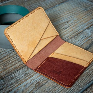 Alleni Bifold - Pueblo Two-Tone - billetera plegable minimalista de cuero hecha a mano