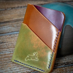Billetera para tarjetas Timidus - Tricolore Shell Cordovan - billetera vertical minimalista para tarjetas