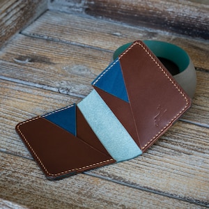 Tolai Bifold Wallet - Puccini Cigar/Oceano - billetera plegable minimalista hecha a mano