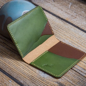 Alleni Bifold con bordes naturales únicos - Puccini Cigar/Pistachio - billetera plegable de cuero minimalista hecha a mano