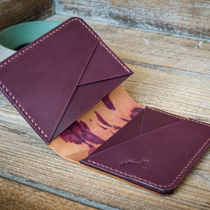 Tolai Bifold - Violet Buttero avec extérieur marbré de Cordoue en coquillage violet - portefeuille à deux volets minimaliste fait main