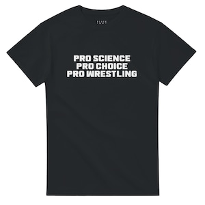 Puede incluir: Camiseta negra con texto blanco: "PRO SCIENCE PRO CHOICE PRO WRESTLING". La camiseta tiene cuello redondo y mangas cortas. El texto está centrado en la parte delantera de la prenda.