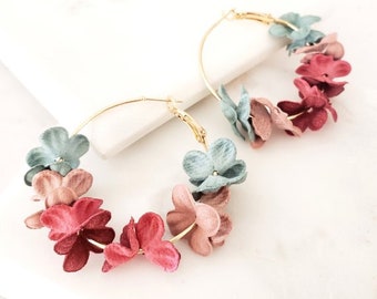 Boucles d’oreilles en fleurs, boucles d’oreilles Spring Flowers Hoop, boucles d’oreilles artisanales, grands cerceaux, boucles d’oreilles pétales de fleurs 3D, cadeaux de la Saint-Valentin pour elle