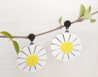 Flower Earrings, White Flower earrings, Daisy Dangle Drop Earrings, White Flower Stud Earrings, Spring & Summer Earrings