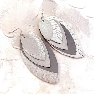 Boucles d&#39;oreilles superposées en cuir et plumes : Boucles d&#39;oreilles tendance scintillantes grises