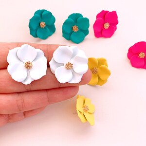 Flower earrings, Floral earrings, Spring Daisy earrings, White flower earrings, Birthday gift, Pastel earrings, Tropical Jewelry White