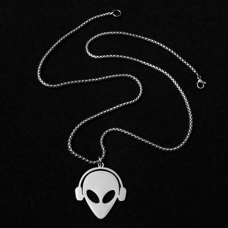 Jamming 2 Da Beat Alien Necklace image 3