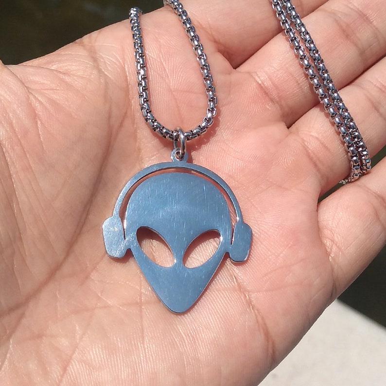 Jamming 2 Da Beat Alien Necklace image 1